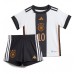 Tyskland Serge Gnabry #10 Replika Babytøj Hjemmebanesæt Børn VM 2022 Kortærmet (+ Korte bukser)